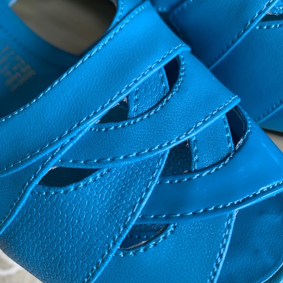 Blue Sandals by Beacon, Like new comfort well - Picture 2 of 7
